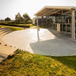 Das Atrium mit den Messehallen